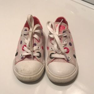 Adorable Converse shoes. Toddler 9.